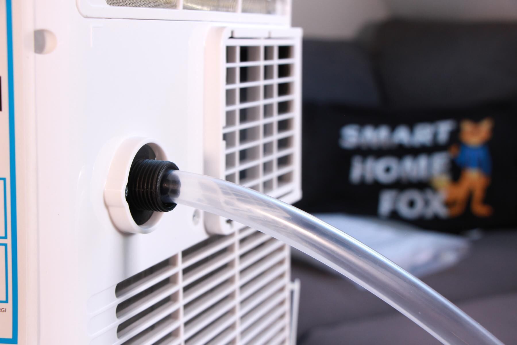 Ein kleiner Schlauch wird an der De’Longhi Klimaanlage angebracht, um das Kondenswasser aus dem Tank entleeren zu können.